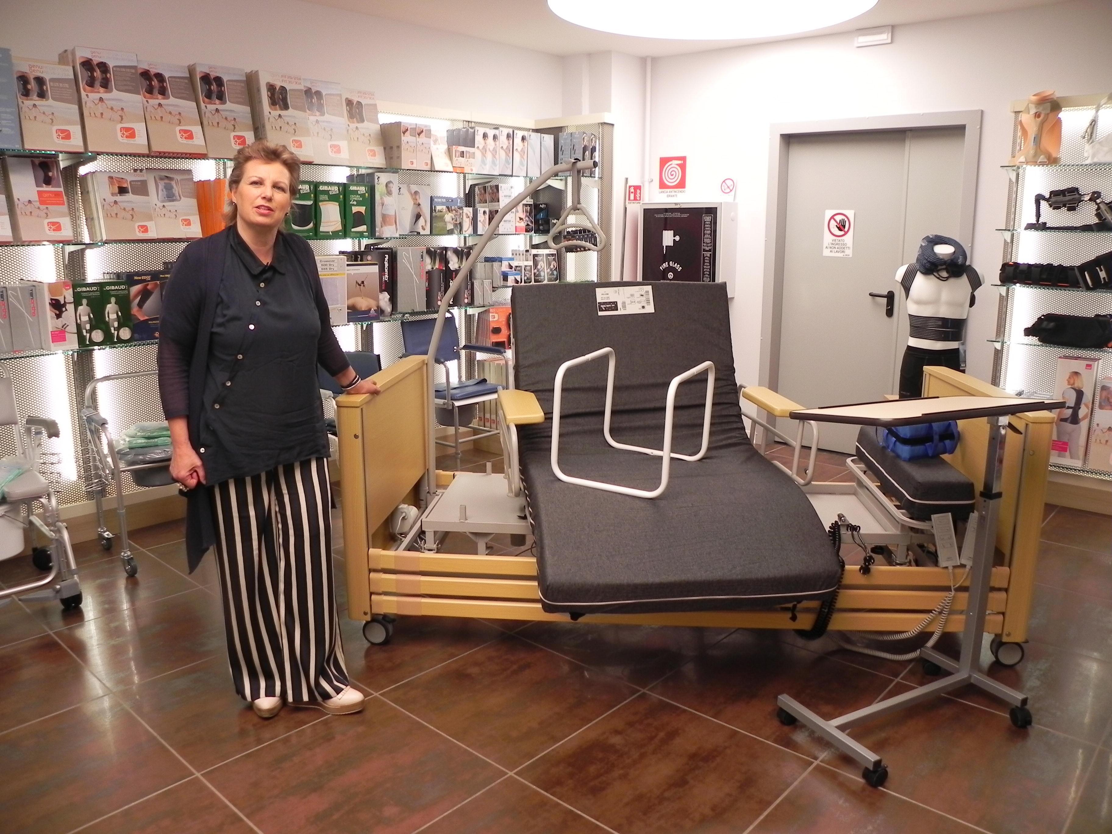 Carla Pucciarelli nella nuova ala degli ausili fisioterapici