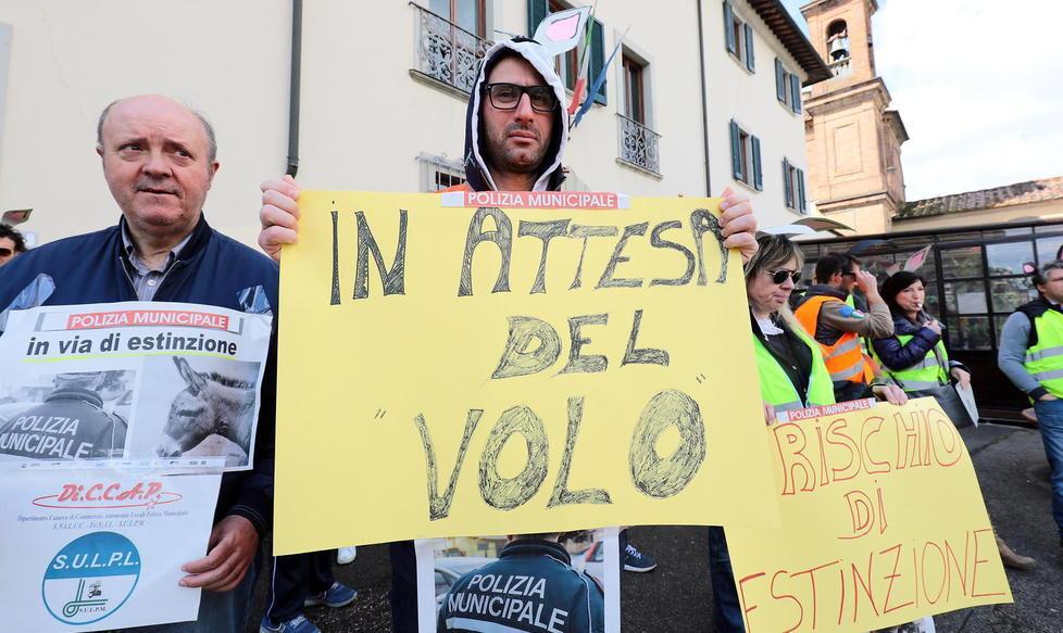 Una domenica di eventi e la polizia municipale convoca l’assemblea
