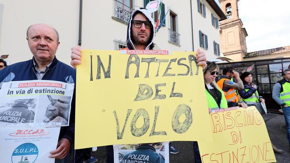 Una domenica di eventi e la polizia municipale convoca l’assemblea