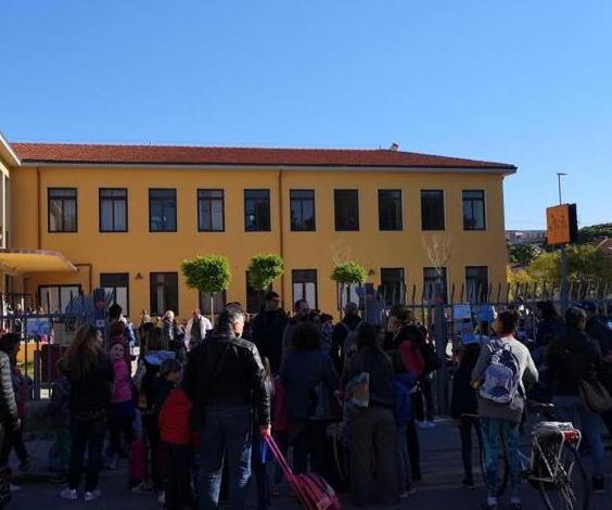 Genitori e bimbi ieri mattina fuori dalla scuola Collodi in attesa del sopralluogo dei carabinieri dopo il furto