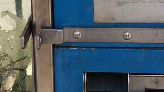 Scassinate a tappeto le macchinette per i biglietti dei bus