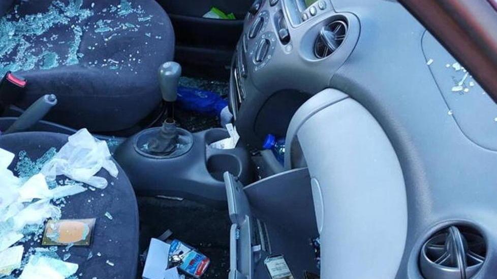 Diciotto auto devastate dai vandali alla stazione
