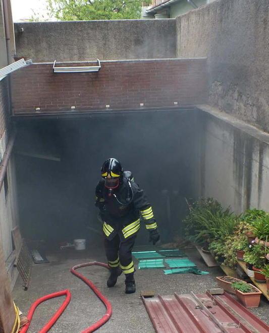 In fiamme una bombola di gas dentro a un garage sotterraneo 