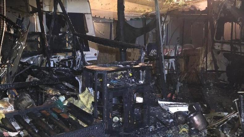 Paura nel campeggio roulotte a fuoco Intervengono i vicini