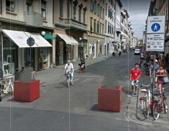 Addio nano-fioriere in via Ricasoli arrivano i mega-vasi senza catarifrangenti 