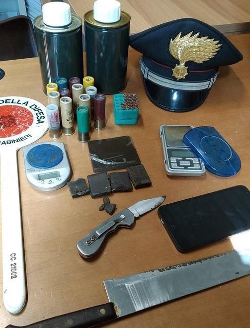 Cinque panetti di hashish bilancine e proiettili nell’armadio: arrestato 