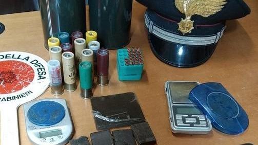 Cinque panetti di hashish bilancine e proiettili nell’armadio: arrestato