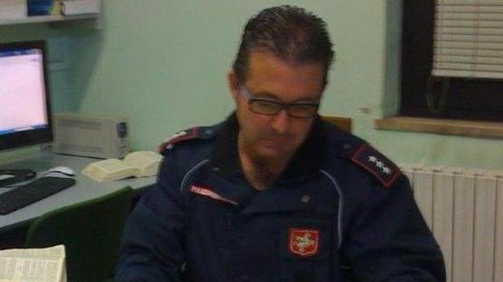 Travolge con l’auto il rivale in amore e fugge