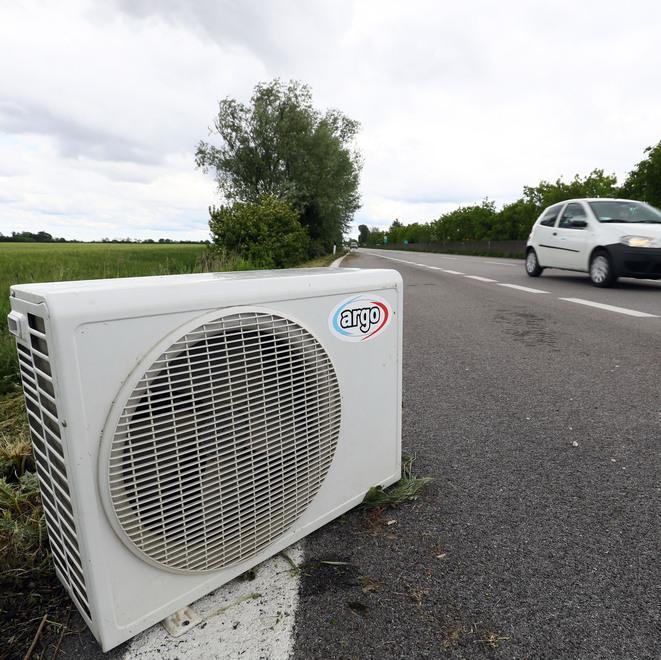 Ferrara-mare Climatizzatore abbandonato a bordo strada