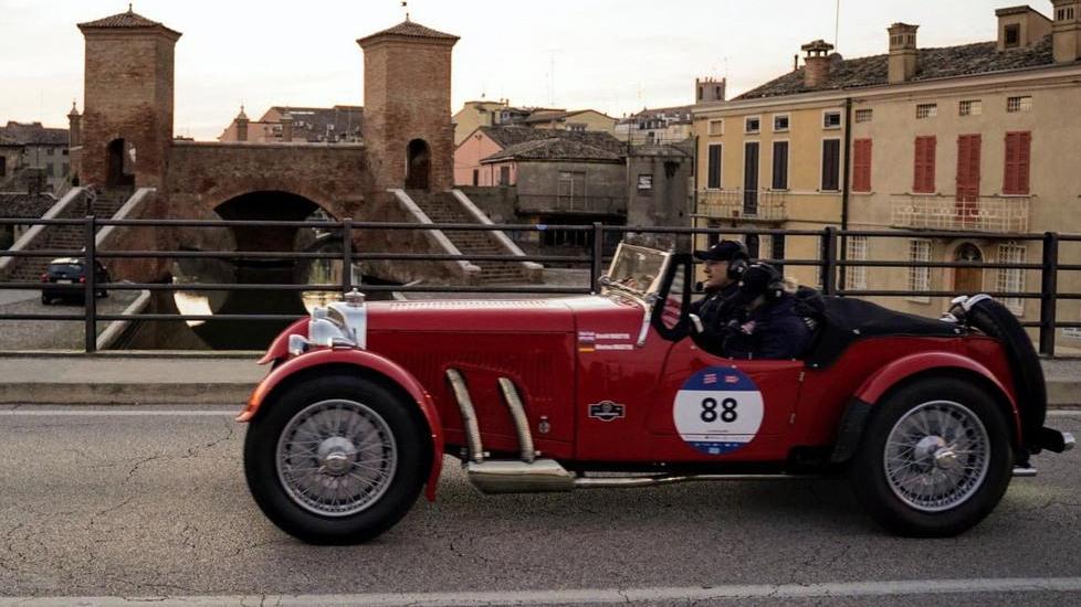 L’odore della Mille Miglia inebria il Listone Poi i bolidi d’epoca raggiungono Comacchio