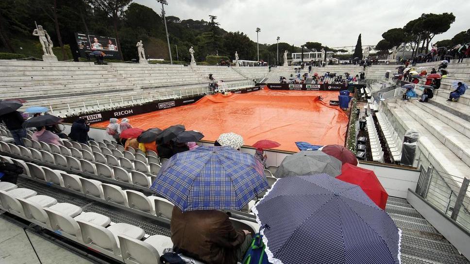 Diluvio a Roma, rinviato l’esordio dei big Si riparte puntando verso la finalissima