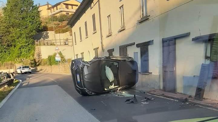 L'auto che si è ribaltata sulla 325