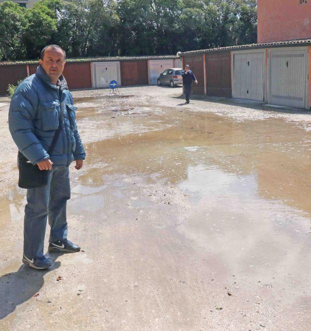 Tubo dell’acqua rotto. Cortili allagati e 45 famiglie a secco 
