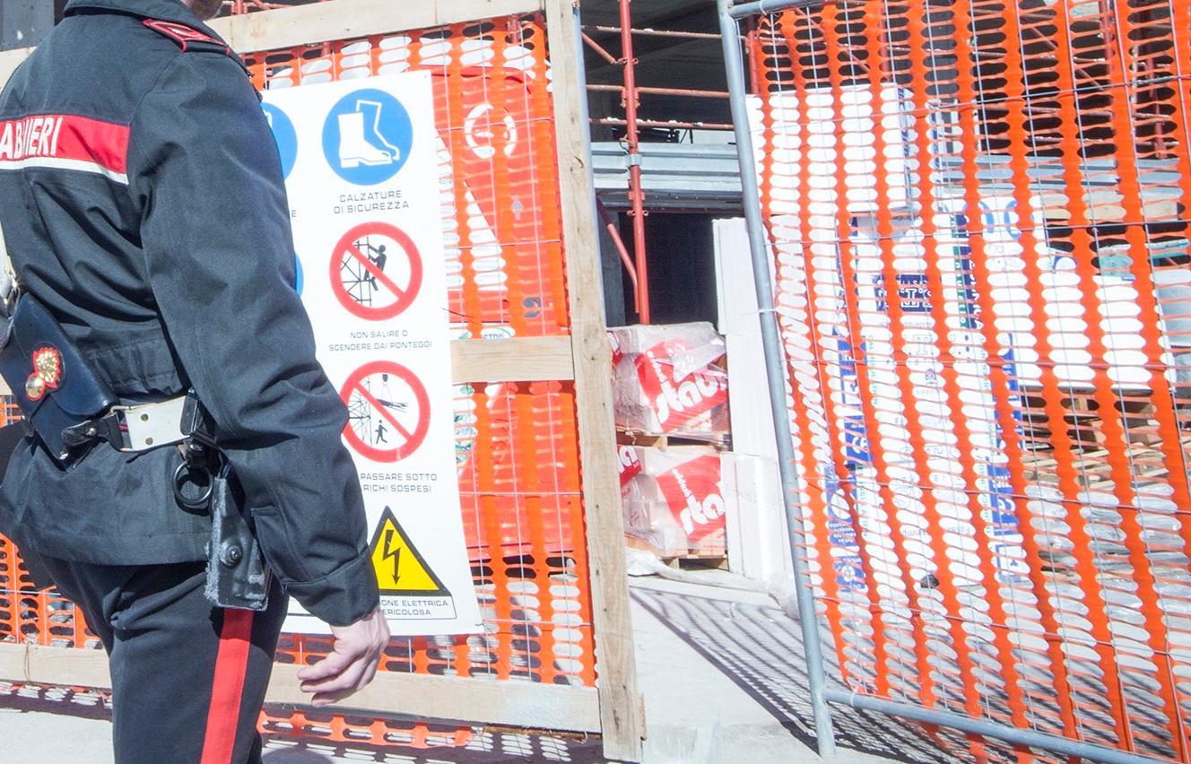 Controlli dei carabinieri in un cantiere edile (foto di repertorio)