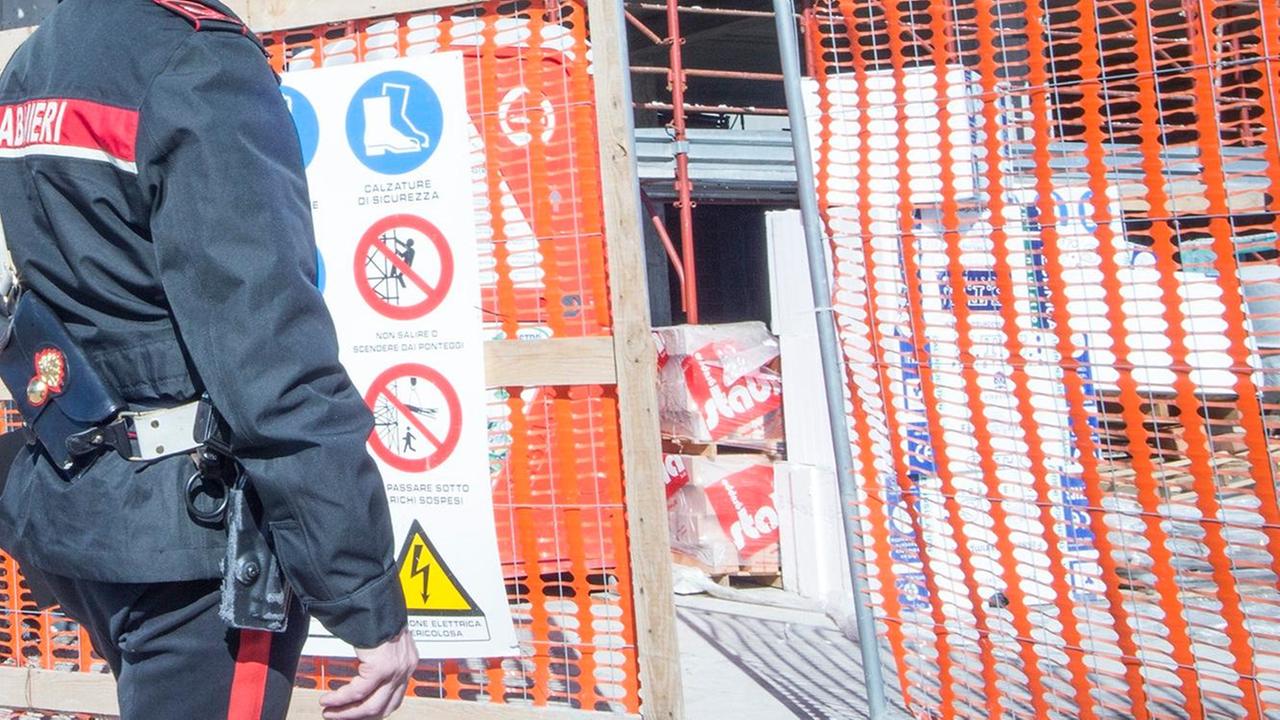 Controlli dei carabinieri in un cantiere edile (foto di repertorio)