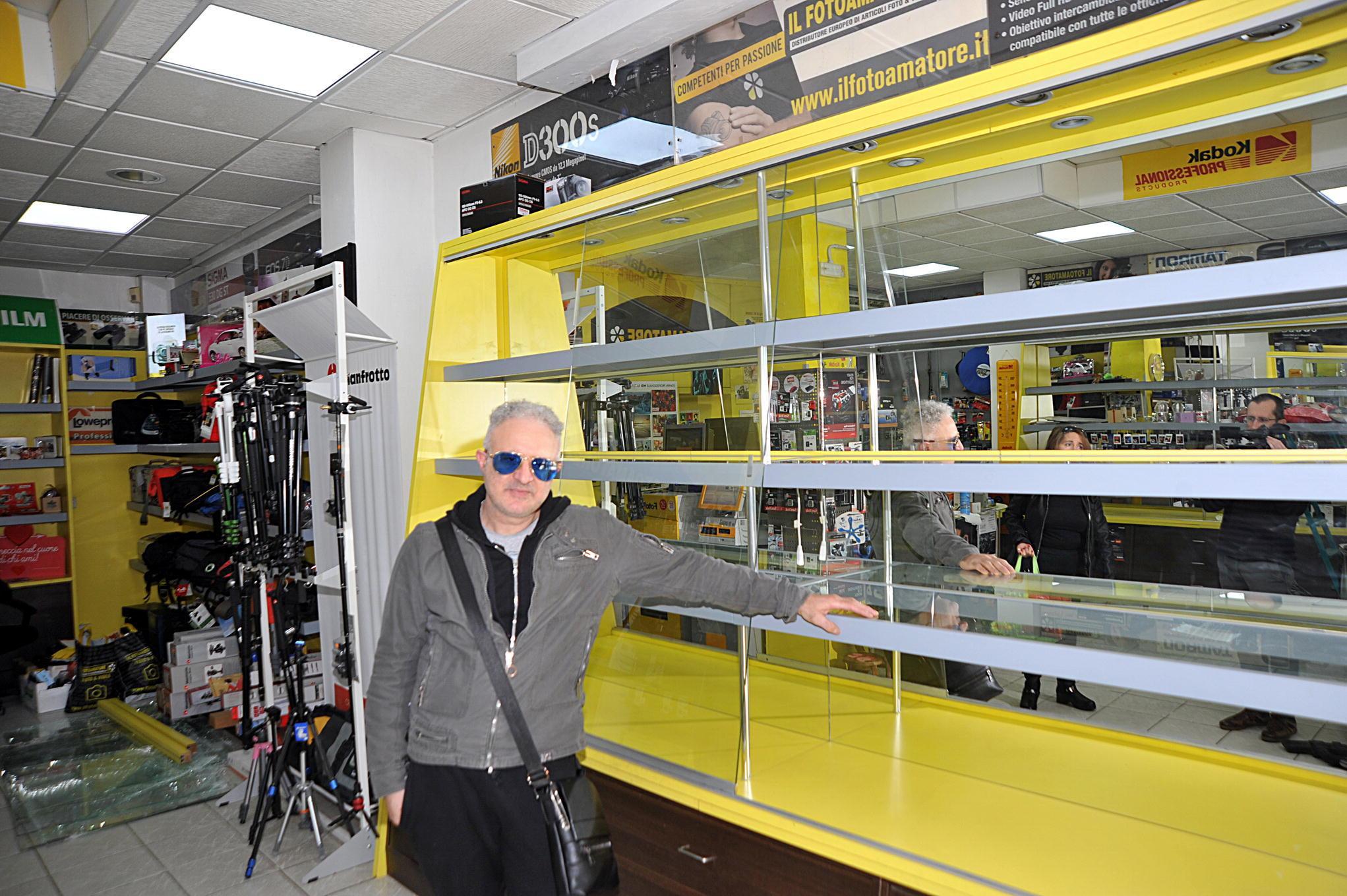 Il negozio Fotoamatore di Follonica e il proprietario Fabio Benini mentre fa la conta dei danni (Foto Giorgio)