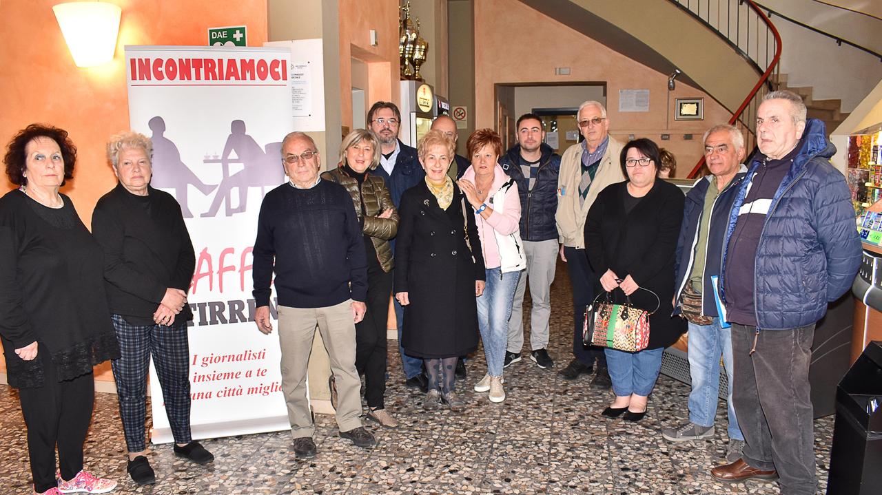 Strettoie, soste abusive e pedoni a rischio: «Ogni giorno il traffico soffoca Candeglia»