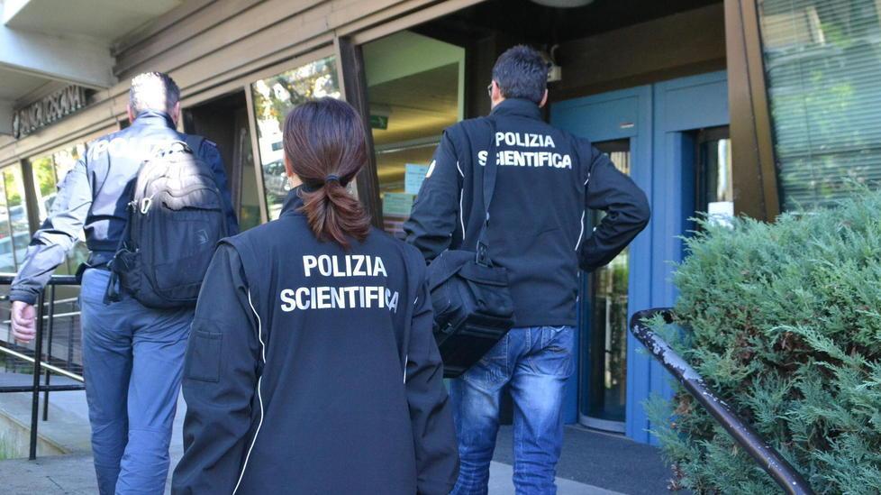 Un equipaggio della polizia scientifica mentre entra all'interno di un'abitazione (foto d'archivio)