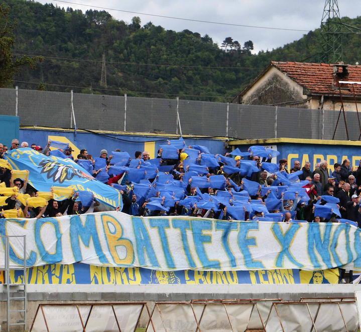 I tifosi in gradinata durante il match con la Pro Patria
