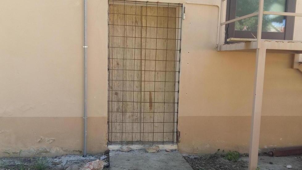 La porta posteriore della sala Eden spaccata dai vandali