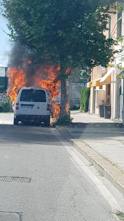 L’auto avvolta dalle fiamme (Foto inviarta da Mary Mioara)