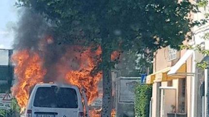 L’auto avvolta dalle fiamme (Foto inviarta da Mary Mioara)