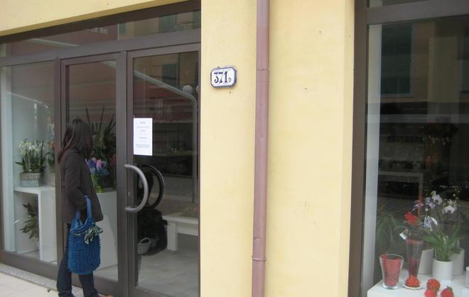 Dal fango spunta un nuovo negozio di fiori 