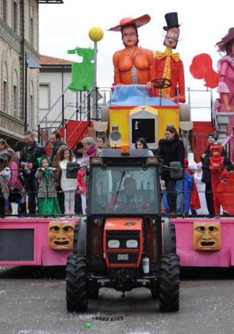 Sfilata senza biglietto: il carnevale pagato da negozi e Comune 