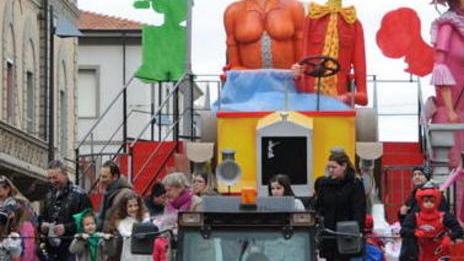 Sfilata senza biglietto: il carnevale pagato da negozi e Comune