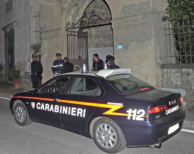 Cercano di rubare uno scooter, arrestati due tunisini 