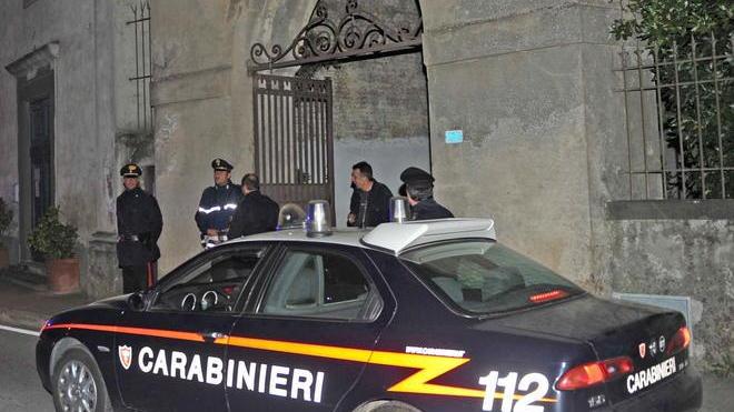 Cercano di rubare uno scooter, arrestati due tunisini