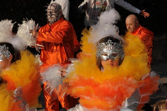 Evade dai domiciliari per andare al Carnevale: denunciato 