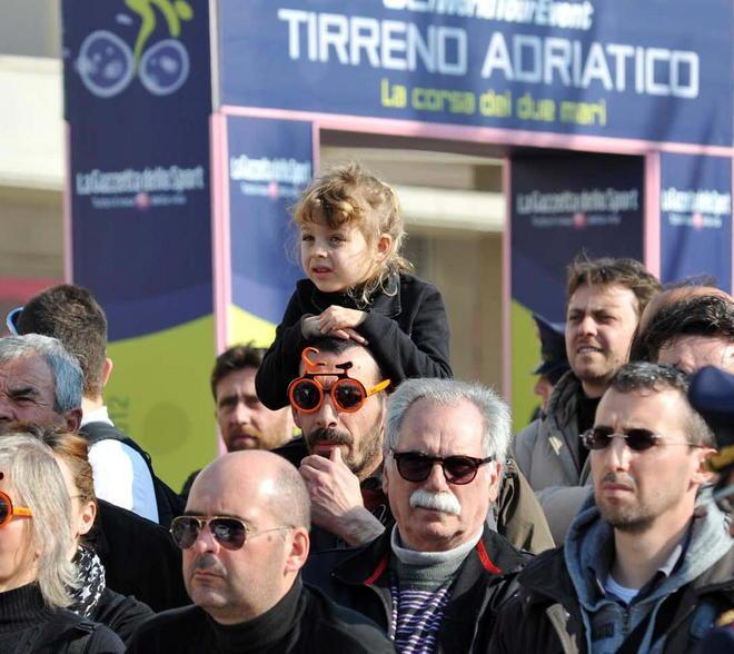 In tanti a San Vincenzo per vedere i ciclisti, ma non c’è il tutto esaurito 