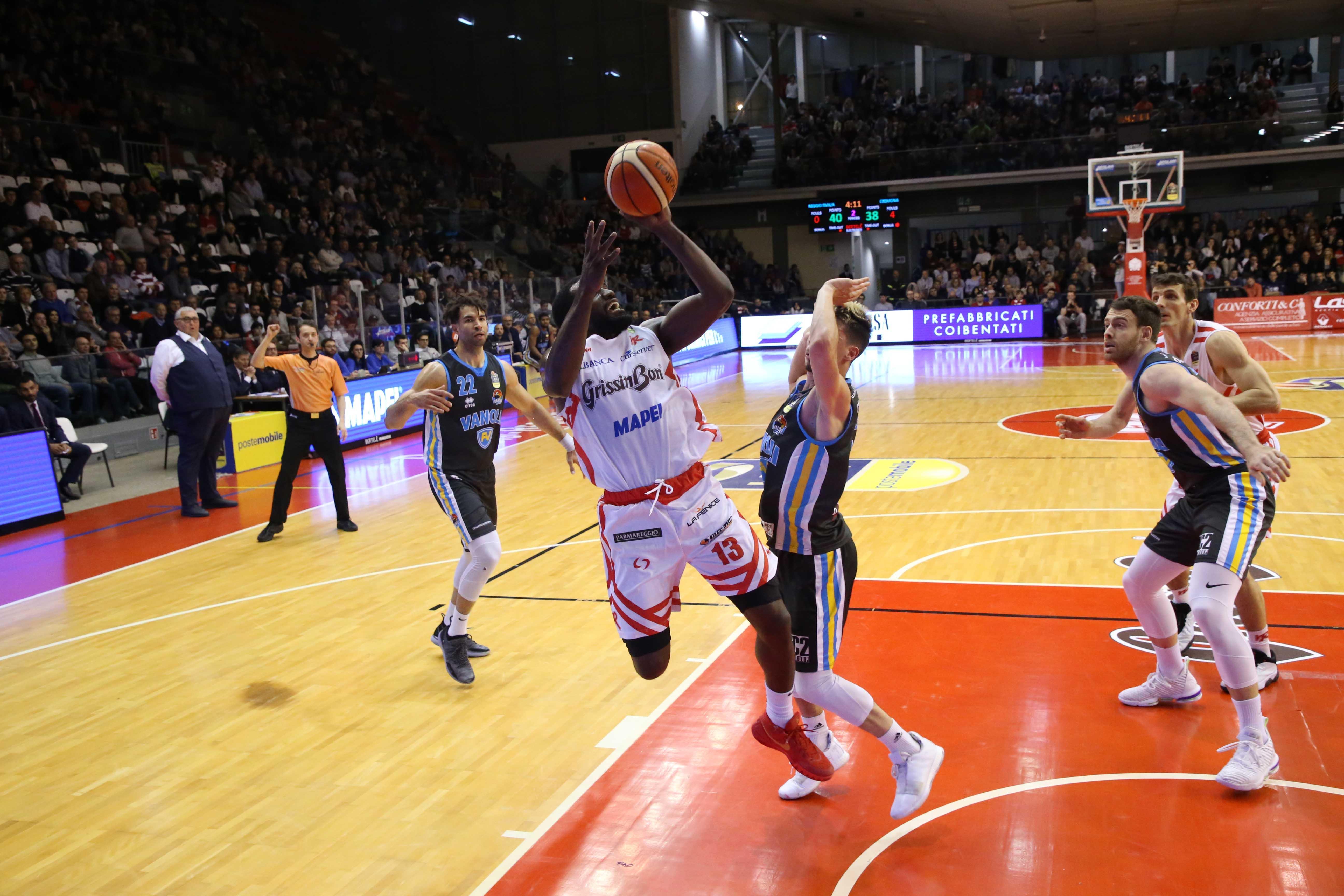 Darius Johnson-Odom a canestro nell'ultimo match della stagione contro Cremona