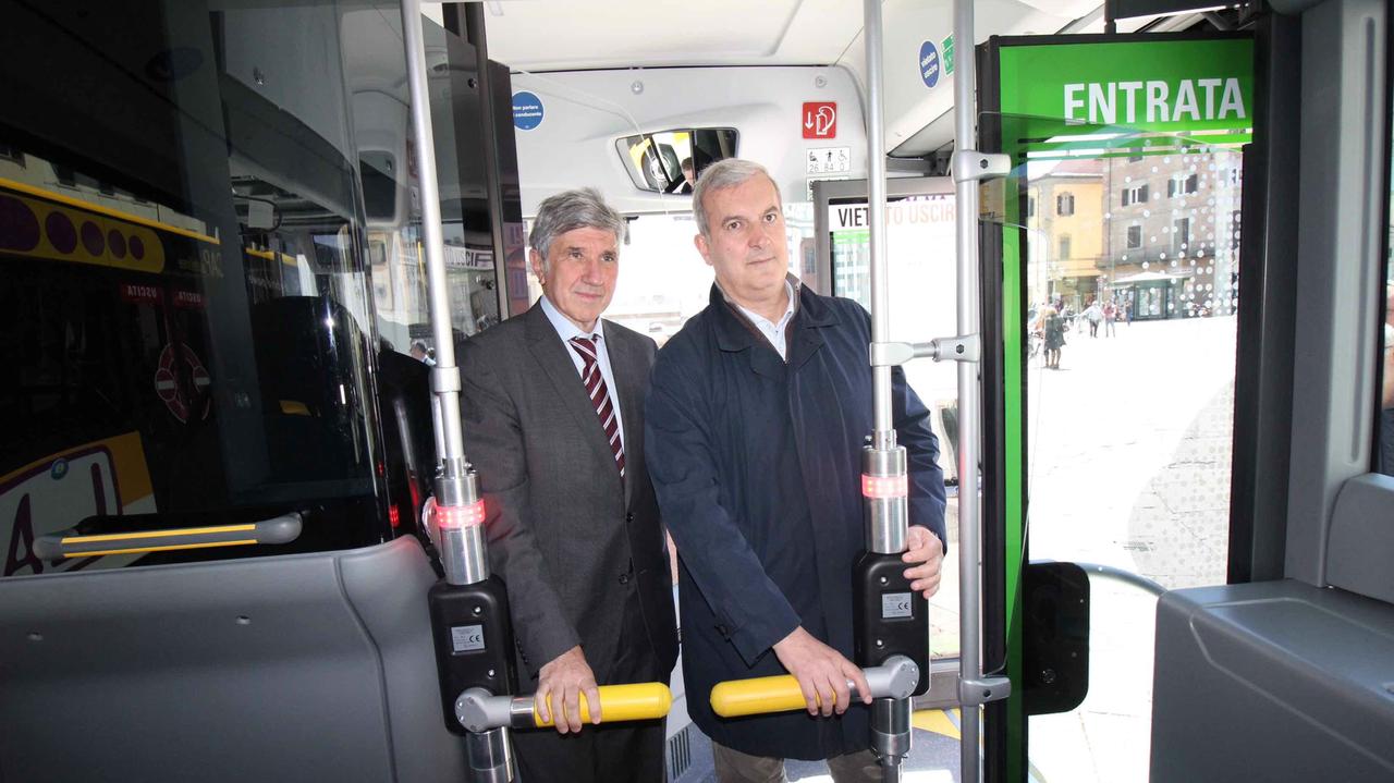 Giuseppe Gori e Alberto Banci, presidente e direttore della Cap, mostrano i nuovi tornelli contro i "portoghesi"