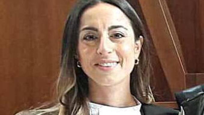 Lei decide di chiudere la storia lui la pedina e prende per il collo