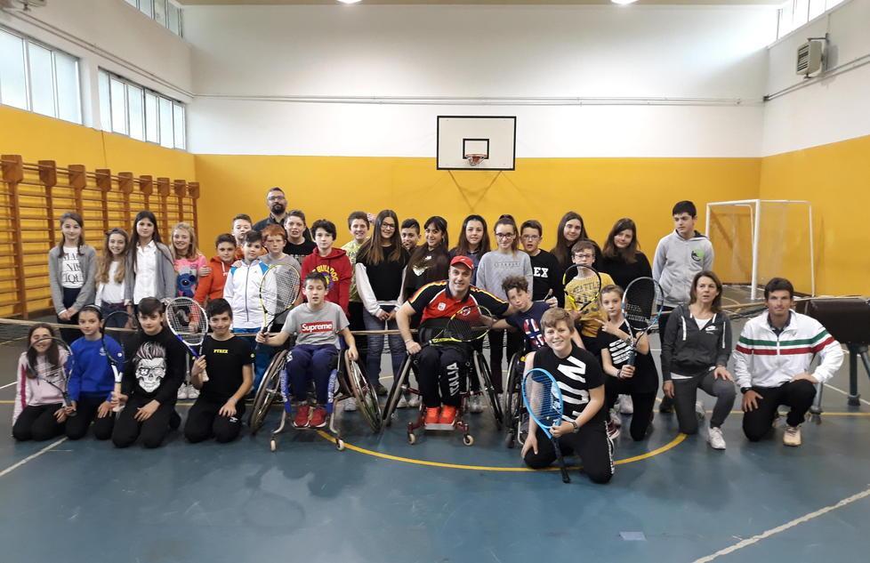 Lezione di tennis in carrozzina per gli alunni della Taliercio