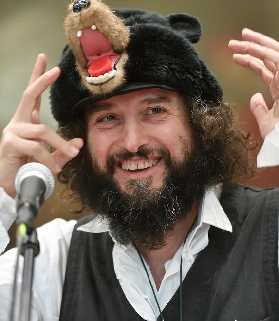 Vinicio Capossela ispirato canta la peste di oggi e gli animali simbolici