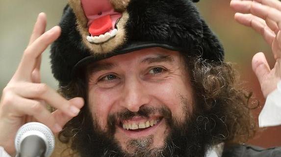 Vinicio Capossela ispirato canta la peste di oggi e gli animali simbolici