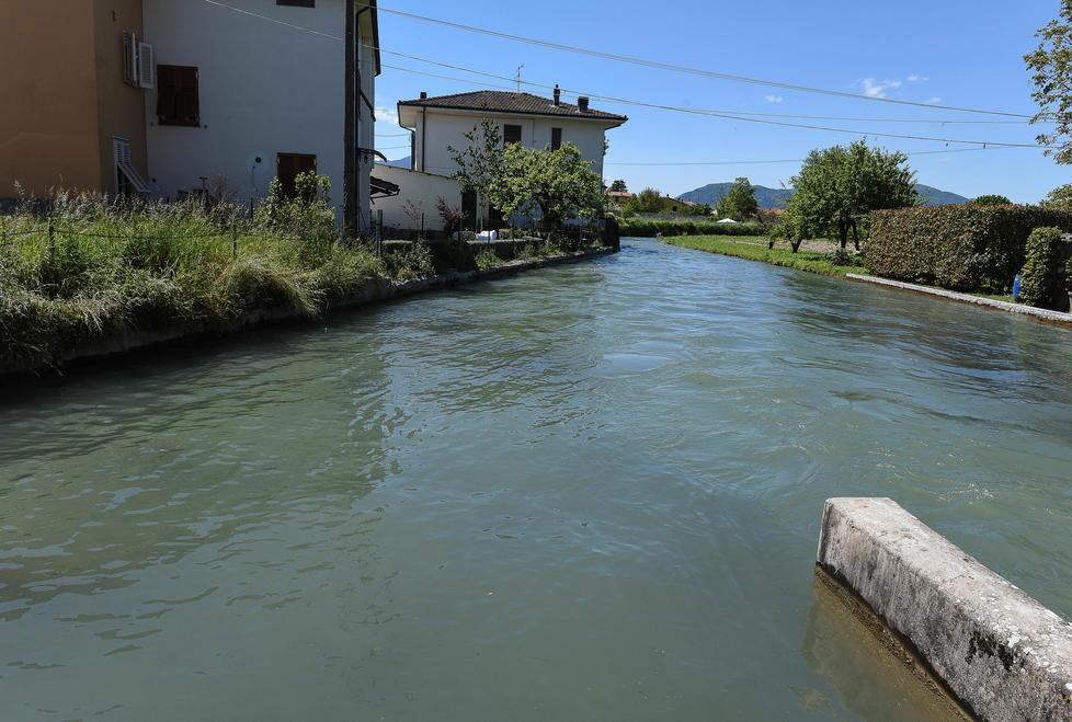 Fosso, croce e delizia di San Pietro a Vico «Vi raccontiamo la nostra vita sull’acqua» 
