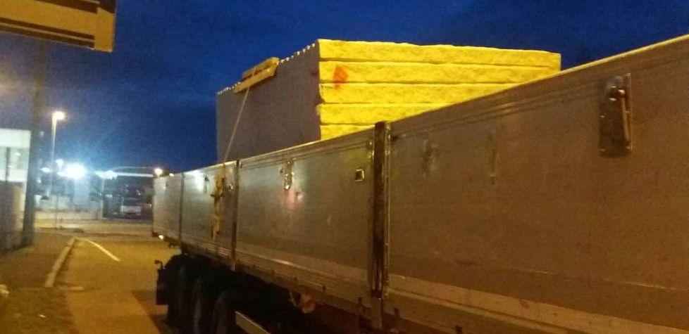 Blocchi di marmo legati con la cinghia: camionista stangato 