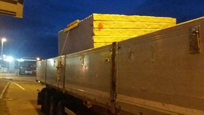 Blocchi di marmo legati con la cinghia: camionista stangato