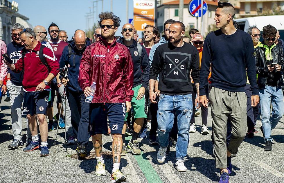 In 200 a salutare Diamanti. «Restare? Intanto mi riposo...»