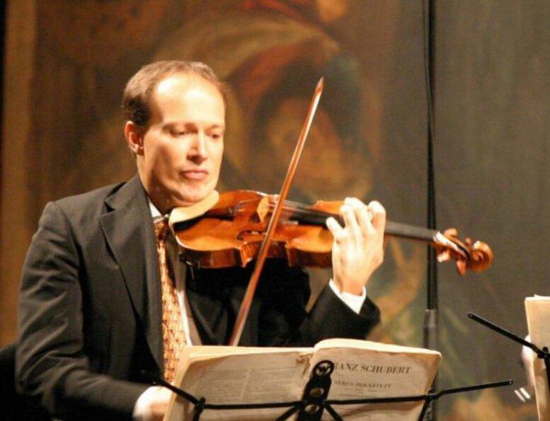 Il violinista Francesco Manara suona stasera a Villa di Corliano 