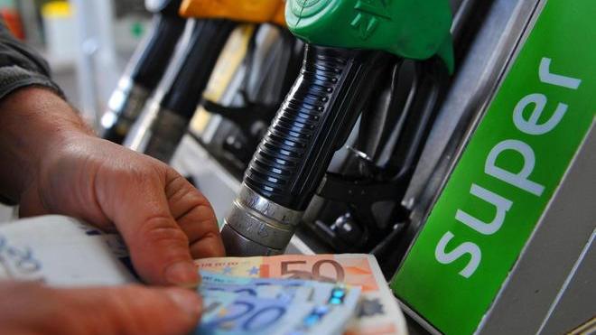 Benzina e gasolio? A Follonica costano un pochino di più