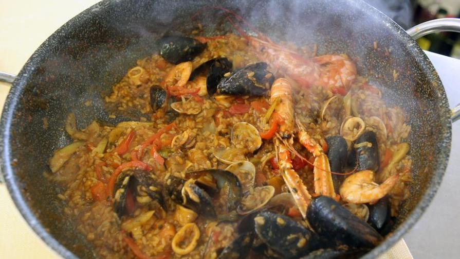 Paella e sangria benefiche nella Sala Arcobaleno
