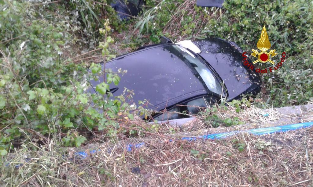 Con l'auto in un fosso, donna incastrata tra le lamiere: salva grazie al Gps 