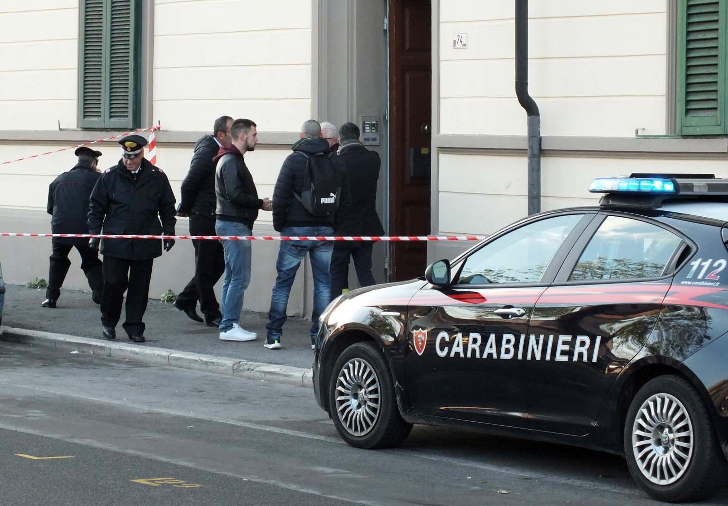 I carabinieri in via Ferrer la mattina del 21 novembre di due anni fa, poche ore dopo l’omicidio (foto Pabar)