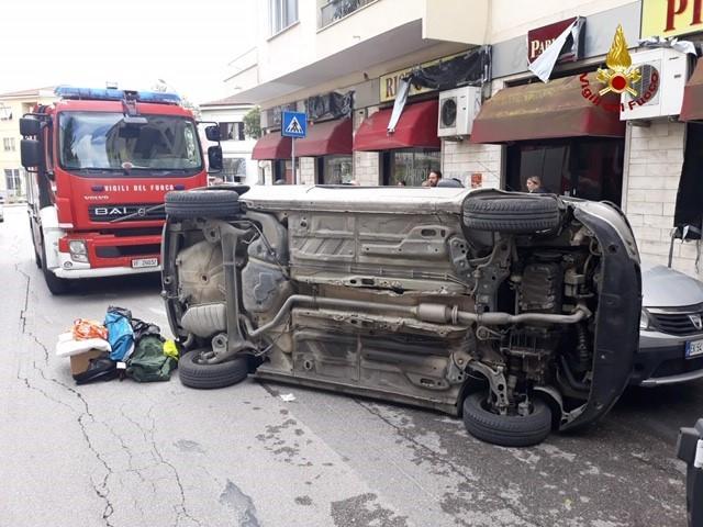 L'auto ribaltata in via Fabio Massimo