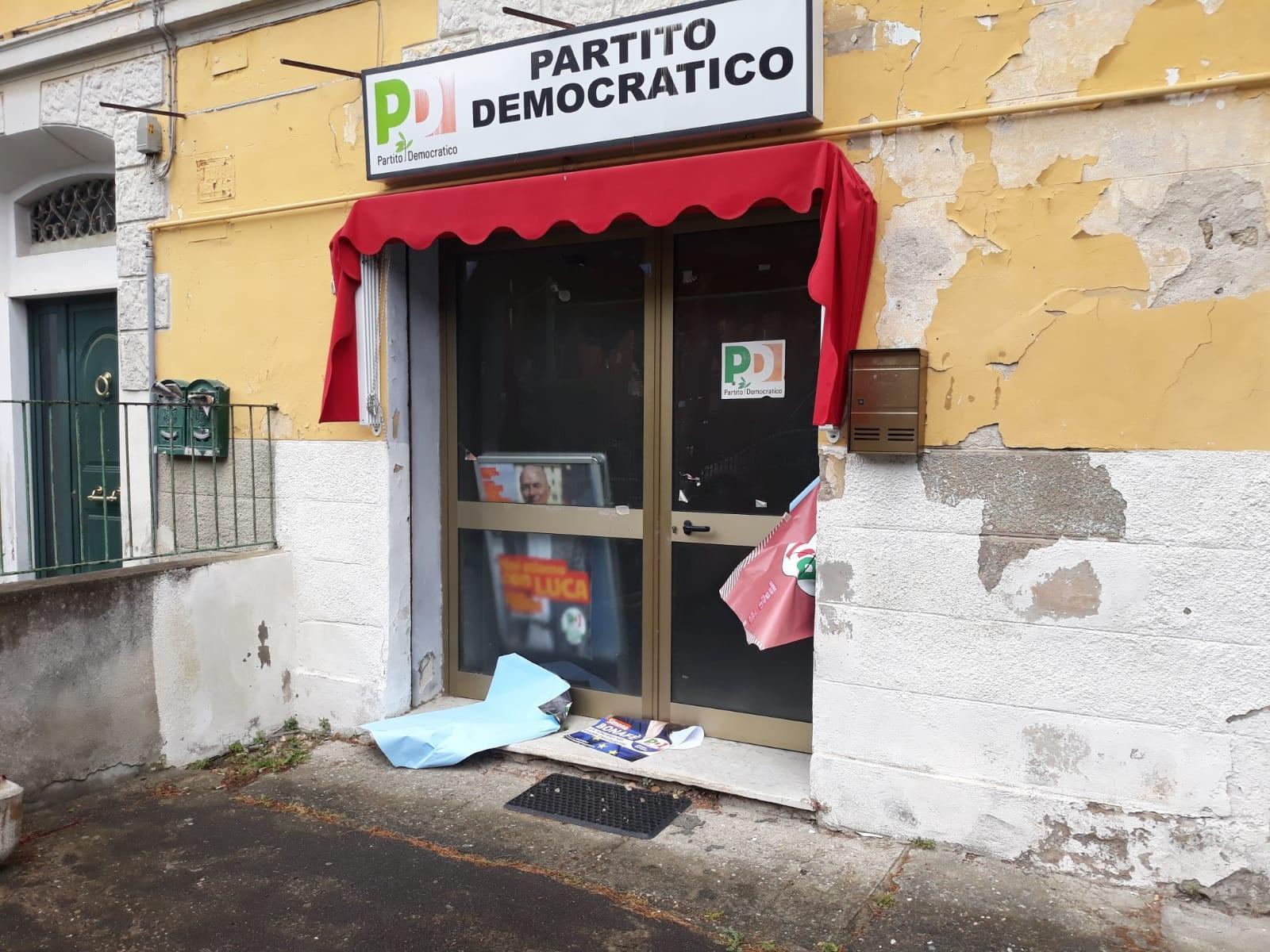 I manifesti strappati al circolo Pd di Ardenza-La Rosa